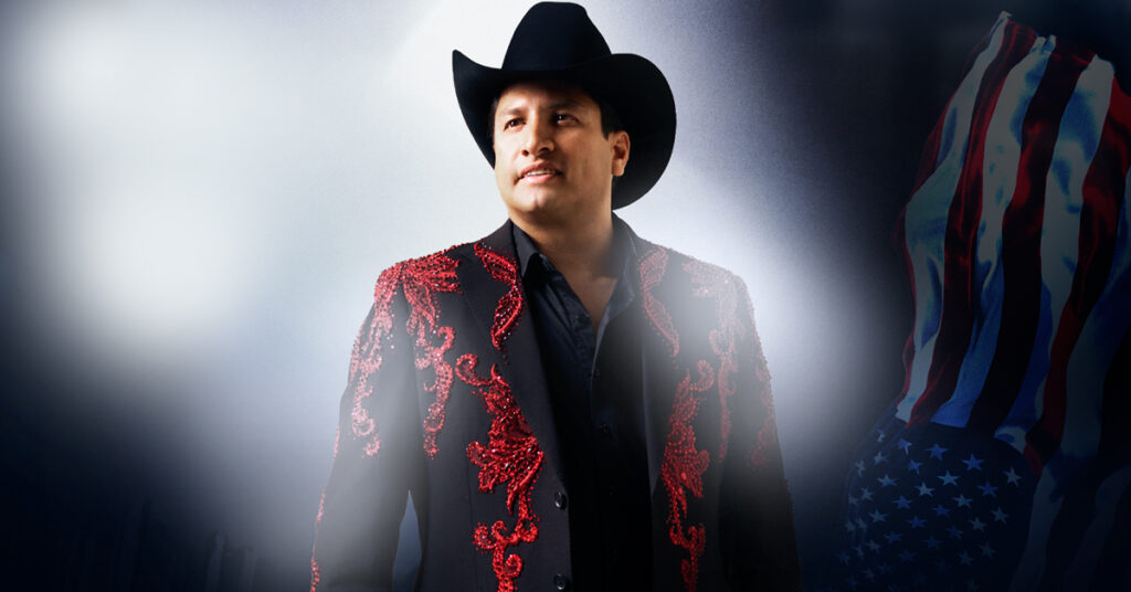 El cantante mexicano Julión Álvarez se convertirá en el primer artista latino en llenar tres veces consecutivas el SoFi Stadium de Los Ángeles, con casi 100 mil boletos vendidos en 48 horas y 140 mil personas en línea esperando para comprar.