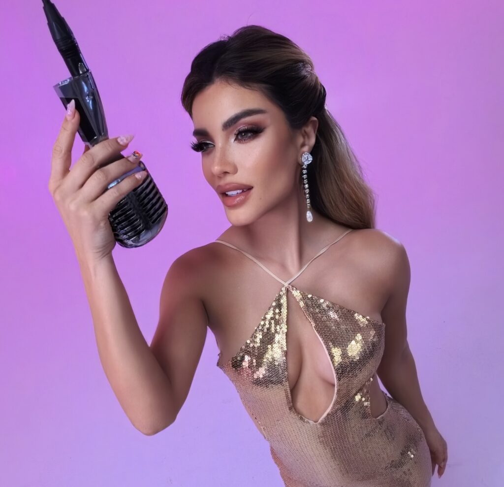 “Me encanta la música, pero mi propósito ahora es conectar de forma real a través de mi podcast, un espacio donde me permito ser yo, sin filtros”, comenta la modelo.
