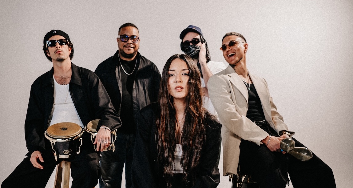 El álbum contiene colaboraciones con artistas como Camila Guevara
