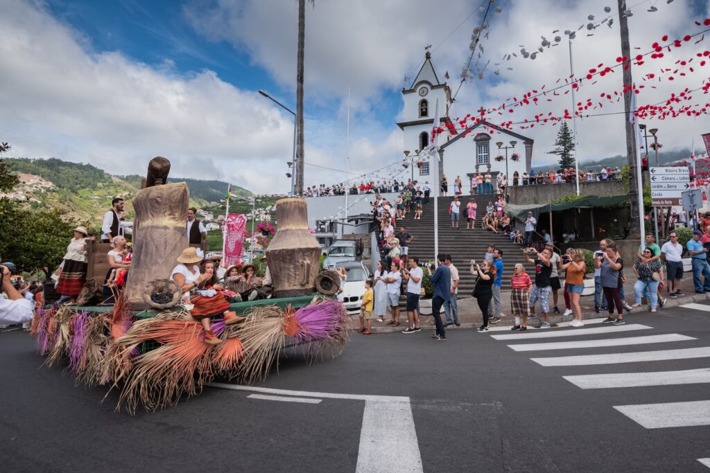 Madrid, 21 de julio 2026 Madeira, el archipiélago de la Macaronesia conocido por sus paisajes volcánicos y su naturaleza verde, comienza a finales de agosto la celebración de una de sus fiestas más emblemáticas, el Festival del Vino. Durante estas fechas, la isla se llena de propuestas culturales, gastronómicas y musicales que acercan a los visitantes a una de las tradiciones con mayor arraigo de Madeira, con una programación pensada para descubrir el patrimonio enológico del destino desde diferentes perspectivas. En este festival, tanto locales como turistas pueden disfrutar de la herencia vinícola de la isla, ofreciendo al oportunidad de disfrutar sus vinos autóctonos, reconocidos a nivel mundial. Entre las actividades más destacadas está el Festival de la Vendimia. Este evento se celebrará el 5 de septiembre en Estreito de Câmara de Lobos, donde se realizará una cosecha seguida de un desfile etnográfico que contará con la participación de un gran número de grupos folclóricos. Tras el desfile se recreará también el paso de las uvas en un agacho tradicional, con la libre participación de todos los presentes en un ambiente festivo donde hay música y gastronomía regional. Además, siguiendo la línea de tradiciones folclóricas, durante los primeros cinco días del festival, el auditorio do Jardim Municipal en Funchal acogerá el Festival del Folclore organizado por el Grupo de Folclore y Etnográfico Boa Nova, con la participación de grupos nacionales y extranjeros, que tiene como objetivo promover la convivencia intercultural y transmitir aspectos etnográficos. El Festival del Vino reserva también un espacio destacado para el Madeira Wine Lounge, en la Praça do Povo. En estas fechas, el lugar se convierte en el sitio ideal para que los visitantes disfruten de catas de vino y gastronomía, acompañados de diferentes grupos musicales. Este espacio está diseñado para adaptarse a un público muy diverso, atendiendo a los gustos de cada uno. Por esto mismo, el Wine Loungue se divide en 4 zonas específicas los Productores de Vino de Madeira, destinados a catar vinos de Madeira, licores y vinos tranquilos; una sección dedicada a la gastronomía, donde se pueden degustar delicias locales; otro dedicado a música en directo y DJs; y otra sección más dedicada a clases magistrales. De esta manera, tanto los visitantes más especializados hasta los más amateurs en el mundo de vino podrán conocer la región vinícola de Madeira, profundizando en los vinos de la zona, desde el cultivo hasta el embotellado, mientras completan la experiencia con conciertos y degustaciones gastronómicas, aportando una experiencia completa de la cultura regional. Este festival es la ocasión perfecta para no solo descubrir el vino madeirense, sino empaparse de la cultura local y tradiciones de la isla. Con esta celebración, Madeira se convierte en un destino muy atractivo para cerrar la época estival, mientras se disfruta de los maravillosos paisajes de la isla, su ambiente festivo y evidentemente del legado vinícola del archipiélago. Web oficial de Turismo de Madeira: https://www.visitmadeira.com/es/ Sobre Madeira: Este destino insular portugués formado por cuatro grupos de islas (Madeira, Porto Santo, Islas Desiertas e Islas Salvajes) se encuentra a tan solo dos horas y media de vuelo directo desde España. Elegida por noveno año consecutivo como “Mejor Destino Insular del Mundo” en la última edición de los World Travel Awards, la isla de Madeira es la perfecta antesala para una visita al resto del archipiélago que brinda naturaleza, historia, gastronomía, aventura y estilo de vida en todos sus rincones. La Asociación de Promoción de Madeira (APM) tiene como objetivo promover y dar a conocer el destino Madeira en el exterior, tanto en el mercado nacional como en el internacional, siempre de acuerdo con las estrategias definidas para el sector turístico de la Región Autónoma de Madeira.