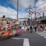 Madrid, 21 de julio 2026 Madeira, el archipiélago de la Macaronesia conocido por sus paisajes volcánicos y su naturaleza verde, comienza a finales de agosto la celebración de una de sus fiestas más emblemáticas, el Festival del Vino. Durante estas fechas, la isla se llena de propuestas culturales, gastronómicas y musicales que acercan a los visitantes a una de las tradiciones con mayor arraigo de Madeira, con una programación pensada para descubrir el patrimonio enológico del destino desde diferentes perspectivas. En este festival, tanto locales como turistas pueden disfrutar de la herencia vinícola de la isla, ofreciendo al oportunidad de disfrutar sus vinos autóctonos, reconocidos a nivel mundial. Entre las actividades más destacadas está el Festival de la Vendimia. Este evento se celebrará el 5 de septiembre en Estreito de Câmara de Lobos, donde se realizará una cosecha seguida de un desfile etnográfico que contará con la participación de un gran número de grupos folclóricos. Tras el desfile se recreará también el paso de las uvas en un agacho tradicional, con la libre participación de todos los presentes en un ambiente festivo donde hay música y gastronomía regional. Además, siguiendo la línea de tradiciones folclóricas, durante los primeros cinco días del festival, el auditorio do Jardim Municipal en Funchal acogerá el Festival del Folclore organizado por el Grupo de Folclore y Etnográfico Boa Nova, con la participación de grupos nacionales y extranjeros, que tiene como objetivo promover la convivencia intercultural y transmitir aspectos etnográficos. El Festival del Vino reserva también un espacio destacado para el Madeira Wine Lounge, en la Praça do Povo. En estas fechas, el lugar se convierte en el sitio ideal para que los visitantes disfruten de catas de vino y gastronomía, acompañados de diferentes grupos musicales. Este espacio está diseñado para adaptarse a un público muy diverso, atendiendo a los gustos de cada uno. Por esto mismo, el Wine Loungue se divide en 4 zonas específicas los Productores de Vino de Madeira, destinados a catar vinos de Madeira, licores y vinos tranquilos; una sección dedicada a la gastronomía, donde se pueden degustar delicias locales; otro dedicado a música en directo y DJs; y otra sección más dedicada a clases magistrales. De esta manera, tanto los visitantes más especializados hasta los más amateurs en el mundo de vino podrán conocer la región vinícola de Madeira, profundizando en los vinos de la zona, desde el cultivo hasta el embotellado, mientras completan la experiencia con conciertos y degustaciones gastronómicas, aportando una experiencia completa de la cultura regional. Este festival es la ocasión perfecta para no solo descubrir el vino madeirense, sino empaparse de la cultura local y tradiciones de la isla. Con esta celebración, Madeira se convierte en un destino muy atractivo para cerrar la época estival, mientras se disfruta de los maravillosos paisajes de la isla, su ambiente festivo y evidentemente del legado vinícola del archipiélago. Web oficial de Turismo de Madeira: https://www.visitmadeira.com/es/ Sobre Madeira: Este destino insular portugués formado por cuatro grupos de islas (Madeira, Porto Santo, Islas Desiertas e Islas Salvajes) se encuentra a tan solo dos horas y media de vuelo directo desde España. Elegida por noveno año consecutivo como “Mejor Destino Insular del Mundo” en la última edición de los World Travel Awards, la isla de Madeira es la perfecta antesala para una visita al resto del archipiélago que brinda naturaleza, historia, gastronomía, aventura y estilo de vida en todos sus rincones. La Asociación de Promoción de Madeira (APM) tiene como objetivo promover y dar a conocer el destino Madeira en el exterior, tanto en el mercado nacional como en el internacional, siempre de acuerdo con las estrategias definidas para el sector turístico de la Región Autónoma de Madeira.