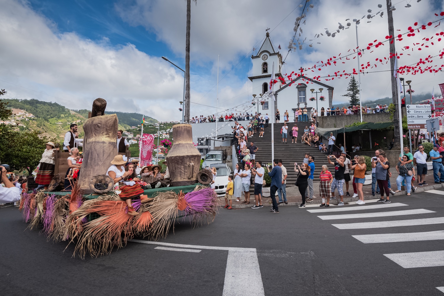 Madrid, 21 de julio 2026 Madeira, el archipiélago de la Macaronesia conocido por sus paisajes volcánicos y su naturaleza verde, comienza a finales de agosto la celebración de una de sus fiestas más emblemáticas, el Festival del Vino. Durante estas fechas, la isla se llena de propuestas culturales, gastronómicas y musicales que acercan a los visitantes a una de las tradiciones con mayor arraigo de Madeira, con una programación pensada para descubrir el patrimonio enológico del destino desde diferentes perspectivas. En este festival, tanto locales como turistas pueden disfrutar de la herencia vinícola de la isla, ofreciendo al oportunidad de disfrutar sus vinos autóctonos, reconocidos a nivel mundial. Entre las actividades más destacadas está el Festival de la Vendimia. Este evento se celebrará el 5 de septiembre en Estreito de Câmara de Lobos, donde se realizará una cosecha seguida de un desfile etnográfico que contará con la participación de un gran número de grupos folclóricos. Tras el desfile se recreará también el paso de las uvas en un agacho tradicional, con la libre participación de todos los presentes en un ambiente festivo donde hay música y gastronomía regional. Además, siguiendo la línea de tradiciones folclóricas, durante los primeros cinco días del festival, el auditorio do Jardim Municipal en Funchal acogerá el Festival del Folclore organizado por el Grupo de Folclore y Etnográfico Boa Nova, con la participación de grupos nacionales y extranjeros, que tiene como objetivo promover la convivencia intercultural y transmitir aspectos etnográficos. El Festival del Vino reserva también un espacio destacado para el Madeira Wine Lounge, en la Praça do Povo. En estas fechas, el lugar se convierte en el sitio ideal para que los visitantes disfruten de catas de vino y gastronomía, acompañados de diferentes grupos musicales. Este espacio está diseñado para adaptarse a un público muy diverso, atendiendo a los gustos de cada uno. Por esto mismo, el Wine Loungue se divide en 4 zonas específicas los Productores de Vino de Madeira, destinados a catar vinos de Madeira, licores y vinos tranquilos; una sección dedicada a la gastronomía, donde se pueden degustar delicias locales; otro dedicado a música en directo y DJs; y otra sección más dedicada a clases magistrales. De esta manera, tanto los visitantes más especializados hasta los más amateurs en el mundo de vino podrán conocer la región vinícola de Madeira, profundizando en los vinos de la zona, desde el cultivo hasta el embotellado, mientras completan la experiencia con conciertos y degustaciones gastronómicas, aportando una experiencia completa de la cultura regional. Este festival es la ocasión perfecta para no solo descubrir el vino madeirense, sino empaparse de la cultura local y tradiciones de la isla. Con esta celebración, Madeira se convierte en un destino muy atractivo para cerrar la época estival, mientras se disfruta de los maravillosos paisajes de la isla, su ambiente festivo y evidentemente del legado vinícola del archipiélago. Web oficial de Turismo de Madeira: https://www.visitmadeira.com/es/ Sobre Madeira: Este destino insular portugués formado por cuatro grupos de islas (Madeira, Porto Santo, Islas Desiertas e Islas Salvajes) se encuentra a tan solo dos horas y media de vuelo directo desde España. Elegida por noveno año consecutivo como “Mejor Destino Insular del Mundo” en la última edición de los World Travel Awards, la isla de Madeira es la perfecta antesala para una visita al resto del archipiélago que brinda naturaleza, historia, gastronomía, aventura y estilo de vida en todos sus rincones. La Asociación de Promoción de Madeira (APM) tiene como objetivo promover y dar a conocer el destino Madeira en el exterior, tanto en el mercado nacional como en el internacional, siempre de acuerdo con las estrategias definidas para el sector turístico de la Región Autónoma de Madeira.