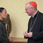 Ciudad del Vaticano, 12 de octubre de 2026 La pausa entendida como un derecho de toda persona y como una condición para trabajar con dignidad. Esa es la causa de Vacation Is A Human Right (VIAHR), una fundación sin ánimo de lucro con sede en Nueva York, creada por la dominicana María Méndez, que previene el agotamiento laboral a través de la investigación, el análisis de datos y una metodología propia, el Método PAUSA®. Méndez presentó esta semana en Roma la misión de la fundación al cardenal Pietro Parolin, secretario de Estado de la Santa Sede, y, a través de él, la puso simbólicamente en manos del Papa León XIV. El encuentro se produjo en el marco del XI Diplomado Internacional “Liderazgo para la Equidad”, organizado por la Academia Internacional de Líderes Católicos, junto a la Pontificia Universidad Antonianum. El martes 6 de octubre, la fundadora de VIAHR intervino en el panel “Liderazgo para la Equidad desde la Empresa”, que compartió con Silvia Costantini, asesora estratégica de VIAHR; Alfredo Motta y Borja Pérez de Brea. “Al cardenal Parolin le entregué lo que somos y lo que hacemos, con el deseo de que llegue al Santo Padre. Para mí fue dejar la misión de VIAHR en manos del Papa León”, explicó Méndez. La fundación tiene su origen en un compromiso personal. “Le prometí al Papa Francisco dedicar mi trabajo a que el descanso se reconociera como lo que es: un derecho de la persona. Esa promesa tiene hoy forma de fundación”, relató. El nombre responde a un fundamento preciso. El artículo 24 de la Declaración Universal de Derechos Humanos reconoce desde 1948 el derecho al descanso, al disfrute del tiempo libre y a vacaciones periódicas pagadas. San Juan Pablo II, en el número 19 de la encíclica Laborem exercens, incluyó el descanso semanal y las vacaciones anuales entre los derechos de quien trabaja. “Me parece significativo que hoy el Papa se llame precisamente León, como el autor de la Rerum novarum”, señaló Méndez. El propio León XIV se ha referido al valor de este tiempo: el pasado julio, desde Castel Gandolfo, invitó a los fieles a unir al descanso momentos de silencio y de oración. Una cuestión de salud y de equidad La Organización Mundial de la Salud incorporó en 2019 el burnout a su Clasificación Internacional de Enfermedades como fenómeno ocupacional, resultado de un estrés laboral crónico mal gestionado. Dos años después, la OMS y la Organización Internacional del Trabajo estimaron que las jornadas de 55 horas semanales o más provocaron 745.000 muertes por ictus y cardiopatía isquémica en 2016, un 29% más que en el año 2000. Para la fundadora de VIAHR, estas cifras tienen rostro. “El descanso se reparte de forma muy desigual. Quien tiene dos empleos para llegar a fin de mes, la madre que cuida sola de un hijo con necesidades especiales o el enfermero que encadena turnos son los primeros en perder su tiempo de recuperación”, afirmó. “Una empresa que cuida el descanso de todos, desde el directivo hasta el último contratado, reparte algo más valioso que el dinero: reparte salud y tiempo”, añadió. Méndez recordó además que el Papa Francisco, en el número 237 de la Laudato si’, describió el descanso como una ampliación de la mirada que permite reconocer de nuevo los derechos de los demás. De Roma a Naciones Unidas VIAHR acompaña a personas, empresas e instituciones para que la pausa se convierta en una práctica real y medible. La fundación mantiene una alianza con fundaciones internacionales en el ámbito del deporte y colabora con distintas Universidades en todo el mundo. Con la Universidad CEU San Pablo, celebrará el 20 de octubre en Madrid el encuentro “La pausa consciente como ventaja competitiva”. El 19 de noviembre, la sede de Naciones Unidas en Nueva York acogerá el IV Congreso Internacional de VIAHR, titulado “The Power of Pause in High Performance”, que reunirá a expertos, empresas e instituciones en torno al alto rendimiento y la prevención del burnout.