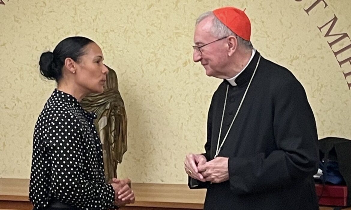 Ciudad del Vaticano, 12 de octubre de 2026 La pausa entendida como un derecho de toda persona y como una condición para trabajar con dignidad. Esa es la causa de Vacation Is A Human Right (VIAHR), una fundación sin ánimo de lucro con sede en Nueva York, creada por la dominicana María Méndez, que previene el agotamiento laboral a través de la investigación, el análisis de datos y una metodología propia, el Método PAUSA®. Méndez presentó esta semana en Roma la misión de la fundación al cardenal Pietro Parolin, secretario de Estado de la Santa Sede, y, a través de él, la puso simbólicamente en manos del Papa León XIV. El encuentro se produjo en el marco del XI Diplomado Internacional “Liderazgo para la Equidad”, organizado por la Academia Internacional de Líderes Católicos, junto a la Pontificia Universidad Antonianum. El martes 6 de octubre, la fundadora de VIAHR intervino en el panel “Liderazgo para la Equidad desde la Empresa”, que compartió con Silvia Costantini, asesora estratégica de VIAHR; Alfredo Motta y Borja Pérez de Brea. “Al cardenal Parolin le entregué lo que somos y lo que hacemos, con el deseo de que llegue al Santo Padre. Para mí fue dejar la misión de VIAHR en manos del Papa León”, explicó Méndez. La fundación tiene su origen en un compromiso personal. “Le prometí al Papa Francisco dedicar mi trabajo a que el descanso se reconociera como lo que es: un derecho de la persona. Esa promesa tiene hoy forma de fundación”, relató. El nombre responde a un fundamento preciso. El artículo 24 de la Declaración Universal de Derechos Humanos reconoce desde 1948 el derecho al descanso, al disfrute del tiempo libre y a vacaciones periódicas pagadas. San Juan Pablo II, en el número 19 de la encíclica Laborem exercens, incluyó el descanso semanal y las vacaciones anuales entre los derechos de quien trabaja. “Me parece significativo que hoy el Papa se llame precisamente León, como el autor de la Rerum novarum”, señaló Méndez. El propio León XIV se ha referido al valor de este tiempo: el pasado julio, desde Castel Gandolfo, invitó a los fieles a unir al descanso momentos de silencio y de oración. Una cuestión de salud y de equidad La Organización Mundial de la Salud incorporó en 2019 el burnout a su Clasificación Internacional de Enfermedades como fenómeno ocupacional, resultado de un estrés laboral crónico mal gestionado. Dos años después, la OMS y la Organización Internacional del Trabajo estimaron que las jornadas de 55 horas semanales o más provocaron 745.000 muertes por ictus y cardiopatía isquémica en 2016, un 29% más que en el año 2000. Para la fundadora de VIAHR, estas cifras tienen rostro. “El descanso se reparte de forma muy desigual. Quien tiene dos empleos para llegar a fin de mes, la madre que cuida sola de un hijo con necesidades especiales o el enfermero que encadena turnos son los primeros en perder su tiempo de recuperación”, afirmó. “Una empresa que cuida el descanso de todos, desde el directivo hasta el último contratado, reparte algo más valioso que el dinero: reparte salud y tiempo”, añadió. Méndez recordó además que el Papa Francisco, en el número 237 de la Laudato si’, describió el descanso como una ampliación de la mirada que permite reconocer de nuevo los derechos de los demás. De Roma a Naciones Unidas VIAHR acompaña a personas, empresas e instituciones para que la pausa se convierta en una práctica real y medible. La fundación mantiene una alianza con fundaciones internacionales en el ámbito del deporte y colabora con distintas Universidades en todo el mundo. Con la Universidad CEU San Pablo, celebrará el 20 de octubre en Madrid el encuentro “La pausa consciente como ventaja competitiva”. El 19 de noviembre, la sede de Naciones Unidas en Nueva York acogerá el IV Congreso Internacional de VIAHR, titulado “The Power of Pause in High Performance”, que reunirá a expertos, empresas e instituciones en torno al alto rendimiento y la prevención del burnout.