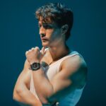 Miami, 8 de octubre de 2026 El cantautor ecuatoriano Alex Ponce inicia una nueva etapa en su trayectoria musical con el lanzamiento de su nuevo sencillo titulado “Que seas tú”, ya disponible en plataformas digitales. La producción estuvo a cargo de Oliver Kid y Adam Martínez, bajo el respaldo discográfico de Influence Media y SLANG. “‘Que seas tú’ nació de una experiencia personal. Estaba en una etapa en la que me había cerrado emocionalmente y me decía que mi carrera no me dejaba espacio para una relación. Con el tiempo entendí que quizá también era una forma de protegerme”, señala Ponce sobre el origen de la canción. El tema plantea una reflexión sobre la vulnerabilidad emocional y el costo de asumir riesgos en las relaciones afectivas. La composición parte de la premisa de que la exposición al dolor es un componente inherente al acto de amar, desplazando el enfoque del temor a la herida hacia la elección de la persona por la cual vale la pena asumir ese riesgo. La inspiración del corte surge de un proceso personal de apertura emocional por parte del intérprete, tras un periodo de distanciamiento afectivo justificado por las exigencias de su carrera profesional. Musicalmente, la propuesta se enmarca en el pop moderno y así será también la identidad sonora de su próxima producción discográfica. “Si el dolor es el precio que hay que pagar por amar, es un precio que estoy cien por ciento dispuesto a pagar”, afirma el compositor respecto al trasfondo del tema. Este lanzamiento constituye el primer adelanto del tercer álbum de estudio de Alex Ponce, producción que marcará el punto de partida para su primera gira internacional completa por América Latina y Europa. Respecto al mensaje central que busca transmitir con esta entrega, Ponce concluye: “No dejen de amar por miedo a salir lastimados, porque amar es la victoria. Al final, el sol no va a dejar de brillar porque el pasto no sepa valorar su calor. Quien deja de amar por miedo a salir herido se está perdiendo la experiencia más increíble de ser humano: amar”. Con más de 1,4 millones de oyentes mensuales en Spotify y más de 450 millones de reproducciones totales, Alex ha construido una audiencia global leal que sigue creciendo de manera orgánica. Su tema más exitoso, “Plan”, ha superado los 170 millones de streams, mientras que canciones como “Ve y Diles” y “La Sin Sentimientos” también han alcanzado cifras millonarias. En YouTube, sus videos han acumulado más de 736 millones de visualizaciones, y su catálogo sigue expandiéndose en plataformas como Amazon Music y Apple Music. https://www.instagram.com/alexponcemusica/