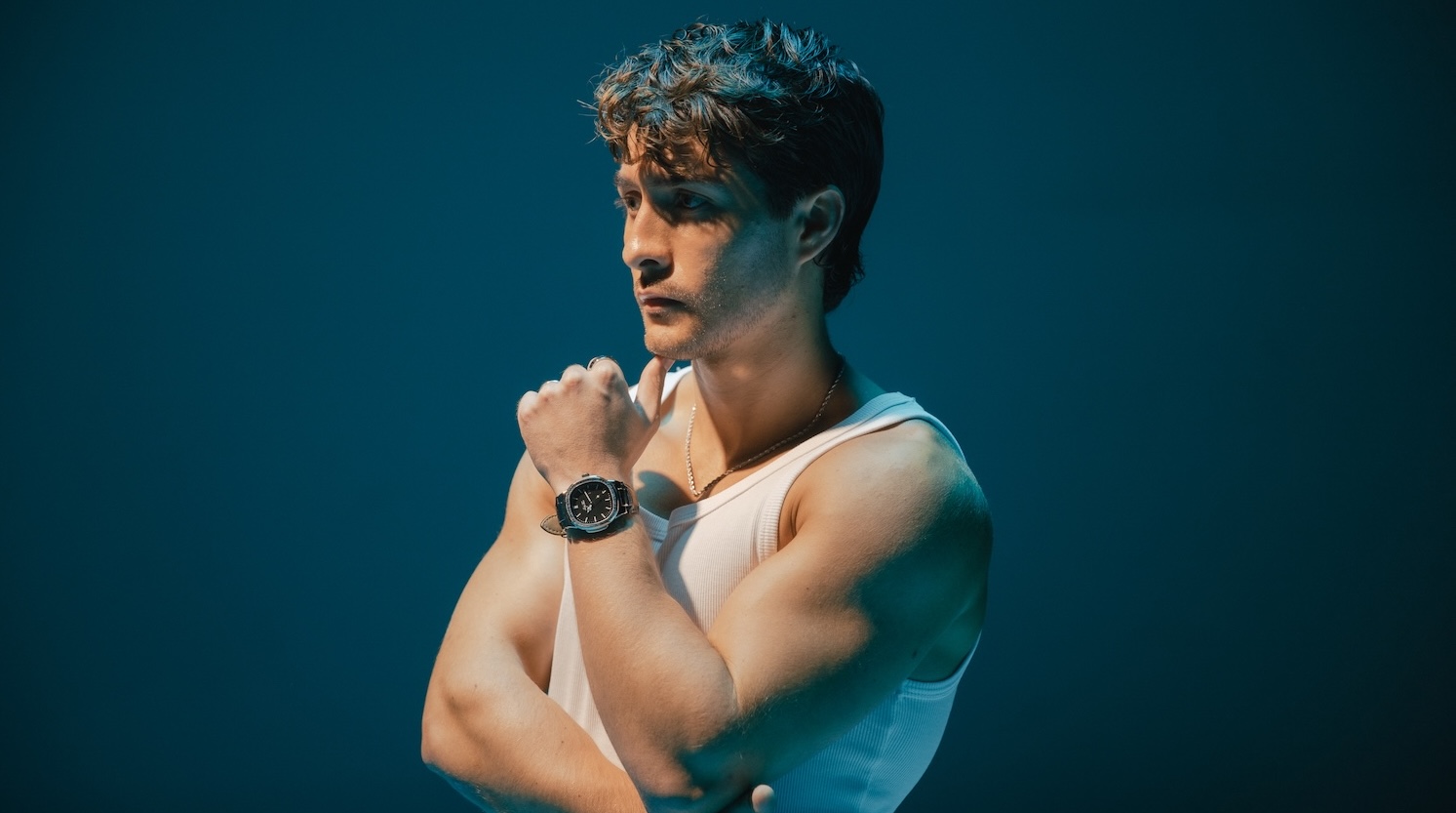 Miami, 8 de octubre de 2026 El cantautor ecuatoriano Alex Ponce inicia una nueva etapa en su trayectoria musical con el lanzamiento de su nuevo sencillo titulado “Que seas tú”, ya disponible en plataformas digitales. La producción estuvo a cargo de Oliver Kid y Adam Martínez, bajo el respaldo discográfico de Influence Media y SLANG. “‘Que seas tú’ nació de una experiencia personal. Estaba en una etapa en la que me había cerrado emocionalmente y me decía que mi carrera no me dejaba espacio para una relación. Con el tiempo entendí que quizá también era una forma de protegerme”, señala Ponce sobre el origen de la canción. El tema plantea una reflexión sobre la vulnerabilidad emocional y el costo de asumir riesgos en las relaciones afectivas. La composición parte de la premisa de que la exposición al dolor es un componente inherente al acto de amar, desplazando el enfoque del temor a la herida hacia la elección de la persona por la cual vale la pena asumir ese riesgo. La inspiración del corte surge de un proceso personal de apertura emocional por parte del intérprete, tras un periodo de distanciamiento afectivo justificado por las exigencias de su carrera profesional. Musicalmente, la propuesta se enmarca en el pop moderno y así será también la identidad sonora de su próxima producción discográfica. “Si el dolor es el precio que hay que pagar por amar, es un precio que estoy cien por ciento dispuesto a pagar”, afirma el compositor respecto al trasfondo del tema. Este lanzamiento constituye el primer adelanto del tercer álbum de estudio de Alex Ponce, producción que marcará el punto de partida para su primera gira internacional completa por América Latina y Europa. Respecto al mensaje central que busca transmitir con esta entrega, Ponce concluye: “No dejen de amar por miedo a salir lastimados, porque amar es la victoria. Al final, el sol no va a dejar de brillar porque el pasto no sepa valorar su calor. Quien deja de amar por miedo a salir herido se está perdiendo la experiencia más increíble de ser humano: amar”. Con más de 1,4 millones de oyentes mensuales en Spotify y más de 450 millones de reproducciones totales, Alex ha construido una audiencia global leal que sigue creciendo de manera orgánica. Su tema más exitoso, “Plan”, ha superado los 170 millones de streams, mientras que canciones como “Ve y Diles” y “La Sin Sentimientos” también han alcanzado cifras millonarias. En YouTube, sus videos han acumulado más de 736 millones de visualizaciones, y su catálogo sigue expandiéndose en plataformas como Amazon Music y Apple Music. https://www.instagram.com/alexponcemusica/